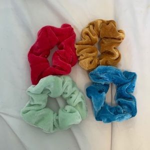 Velvet scrunches 4 Pack